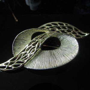 VINTAGE Celebrity NY signed Ribbon Filigree  silver toned brooch c. 1950s